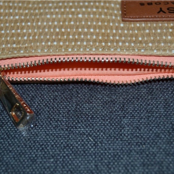 Mark jacobs , woven straw like wristlet/ cosmetic pouch - Picture 3 of 4